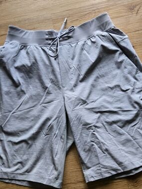 lululemon Men's Heather Gray Performance Drawstring Shorts 28x9
